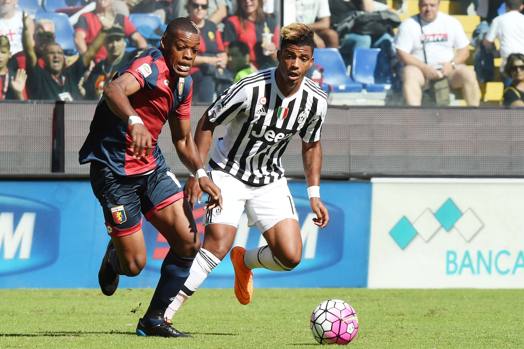 Nel centrocampo bianconero c'è l'esordio di Mario Lemina, 22enne francese arrivato dal Marsiglia, qui in azione con Ntcham. LaPresse